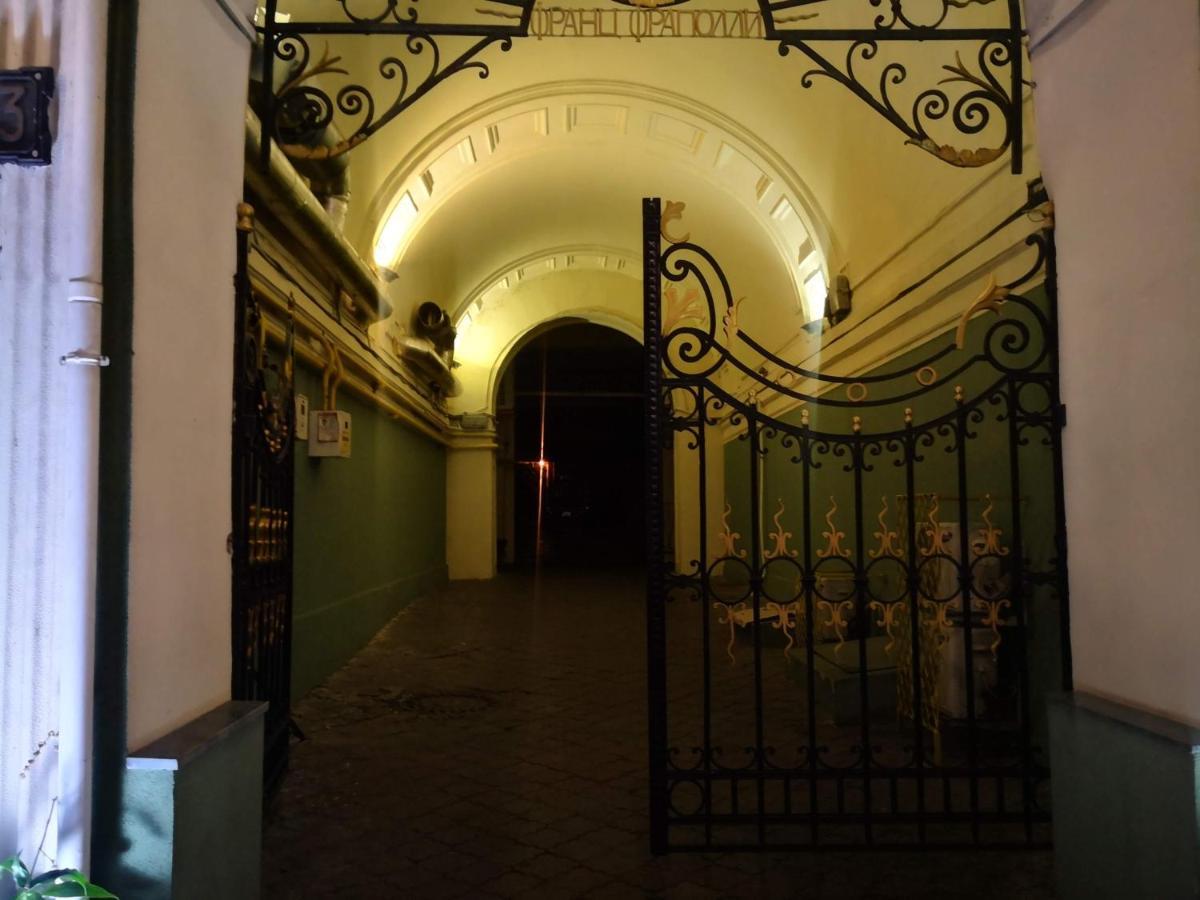 Затишні Апартаменти, Вулиця Дерибасівська, 13 Odesa Exterior photo